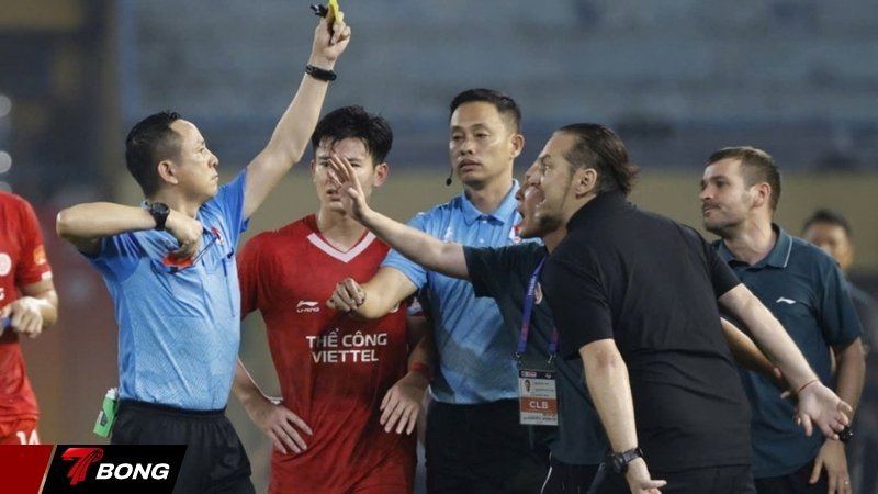 Cơn nổi đóa của HLV Popov với trọng tài